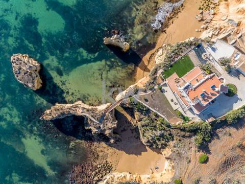 Moradia de Luxo à Beira-Mar com Vista Panorâmica e Acesso Direto à Praia – Lagos, Algarve
