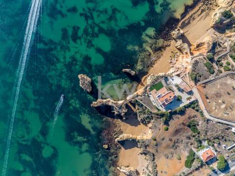 Moradia de Luxo à Beira-Mar com Vista Panorâmica e Acesso Direto à Praia – Lagos, Algarve
