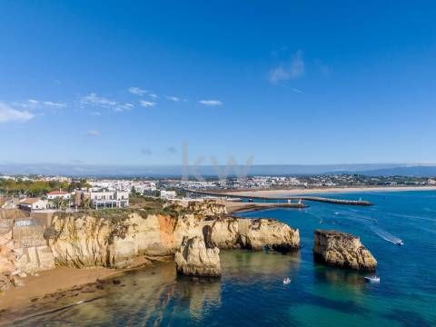 Moradia de Luxo à Beira-Mar com Vista Panorâmica e Acesso Direto à Praia – Lagos, Algarve