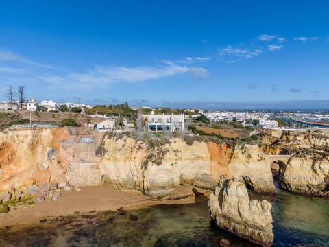 Moradia de Luxo à Beira-Mar com Vista Panorâmica e Acesso Direto à Praia – Lagos, Algarve