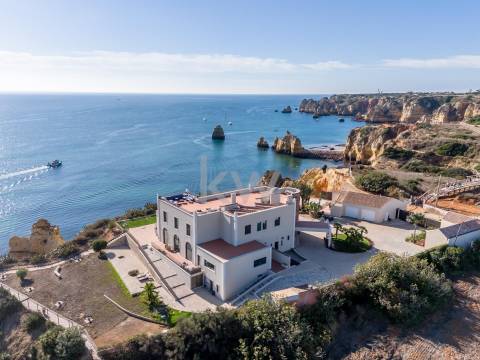 Moradia de Luxo à Beira-Mar com Vista Panorâmica e Acesso Direto à Praia – Lagos, Algarve