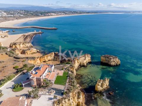 Moradia de Luxo à Beira-Mar com Vista Panorâmica e Acesso Direto à Praia – Lagos, Algarve