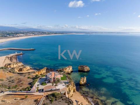 Moradia de Luxo à Beira-Mar com Vista Panorâmica e Acesso Direto à Praia – Lagos, Algarve