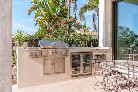 Moradia de Luxo à Beira-Mar com Vista Panorâmica e Acesso Direto à Praia – Lagos, Algarve