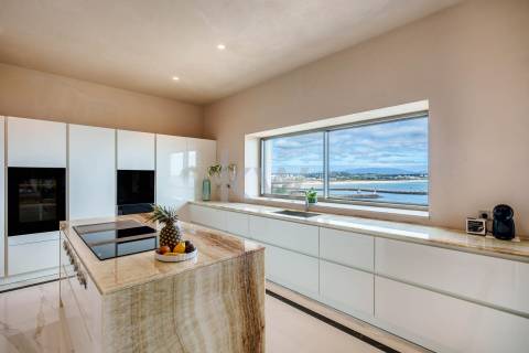 Moradia de Luxo à Beira-Mar com Vista Panorâmica e Acesso Direto à Praia – Lagos, Algarve