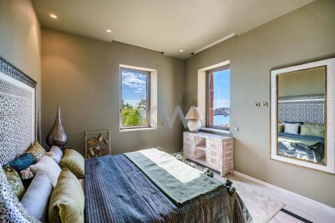 Moradia de Luxo à Beira-Mar com Vista Panorâmica e Acesso Direto à Praia – Lagos, Algarve