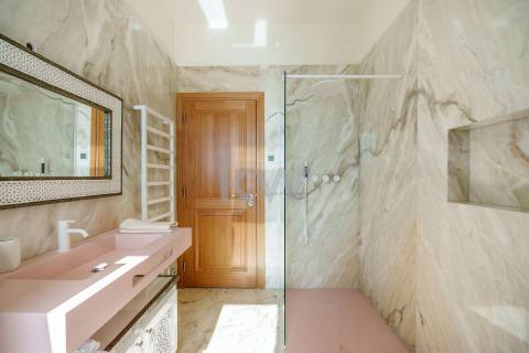 Moradia de Luxo à Beira-Mar com Vista Panorâmica e Acesso Direto à Praia – Lagos, Algarve