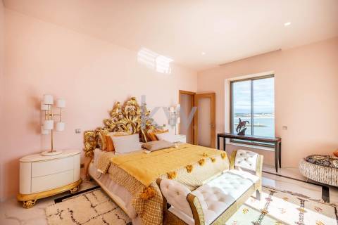 Moradia de Luxo à Beira-Mar com Vista Panorâmica e Acesso Direto à Praia – Lagos, Algarve