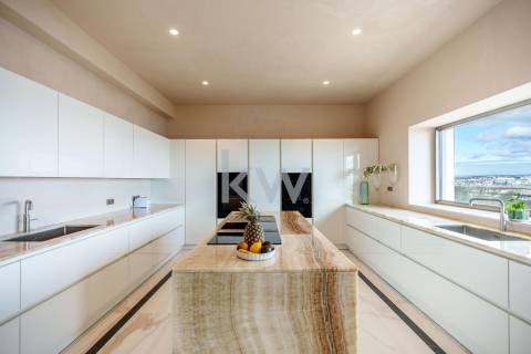 Moradia de Luxo à Beira-Mar com Vista Panorâmica e Acesso Direto à Praia – Lagos, Algarve