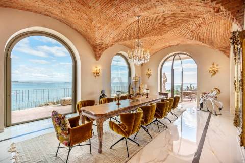 Moradia de Luxo à Beira-Mar com Vista Panorâmica e Acesso Direto à Praia – Lagos, Algarve