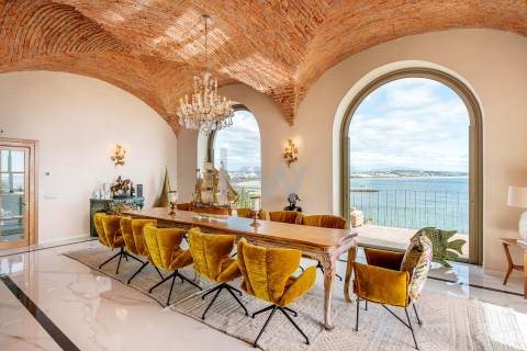 Moradia de Luxo à Beira-Mar com Vista Panorâmica e Acesso Direto à Praia – Lagos, Algarve