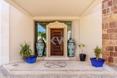 Moradia de Luxo à Beira-Mar com Vista Panorâmica e Acesso Direto à Praia – Lagos, Algarve