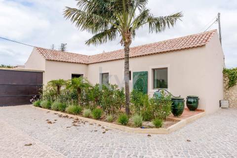 Moradia de Luxo à Beira-Mar com Vista Panorâmica e Acesso Direto à Praia – Lagos, Algarve