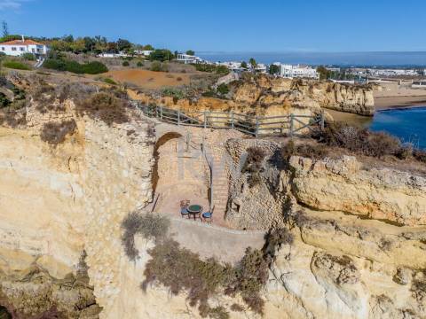 Moradia de Luxo à Beira-Mar com Vista Panorâmica e Acesso Direto à Praia – Lagos, Algarve