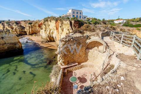 Moradia de Luxo à Beira-Mar com Vista Panorâmica e Acesso Direto à Praia – Lagos, Algarve