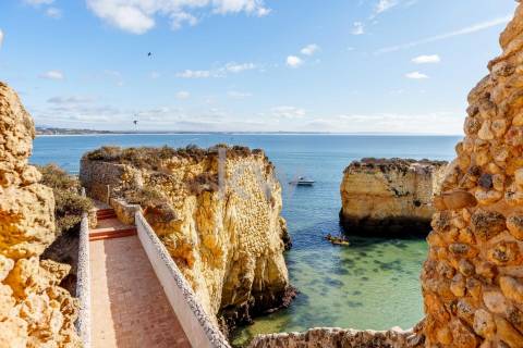 Moradia de Luxo à Beira-Mar com Vista Panorâmica e Acesso Direto à Praia – Lagos, Algarve
