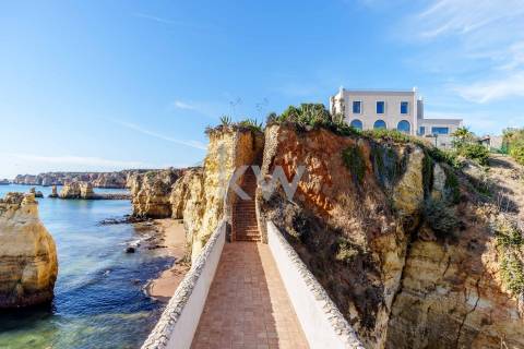 Moradia de Luxo à Beira-Mar com Vista Panorâmica e Acesso Direto à Praia – Lagos, Algarve