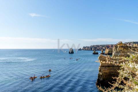 Moradia de Luxo à Beira-Mar com Vista Panorâmica e Acesso Direto à Praia – Lagos, Algarve