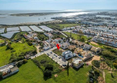 Terreno para construção de moradia, em projeto, com vistas deslumbrantes para as salinas de quelfes