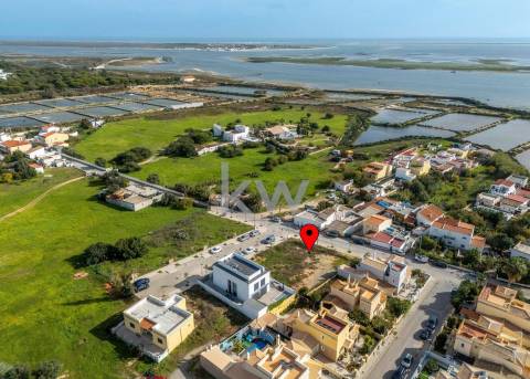 Terreno para construção de moradia, em projeto, com vistas deslumbrantes para as salinas de quelfes