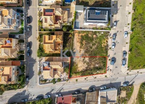 Terreno para construção de moradia, em projeto, com vistas deslumbrantes para as salinas de quelfes