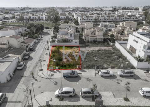 Terreno para construção de moradia, em projeto, com vistas deslumbrantes para as salinas de quelfes