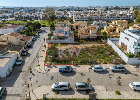 Terreno para construção de moradia, em projeto, com vistas deslumbrantes para as salinas de quelfes