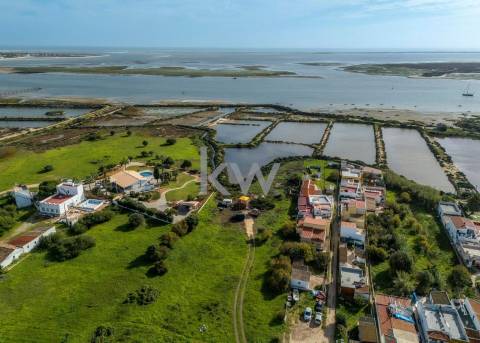 Terreno para construção de moradia, em projeto, com vistas deslumbrantes para as salinas de quelfes