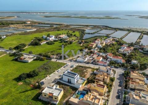 Terreno para construção de moradia, em projeto, com vistas deslumbrantes para as salinas de quelfes