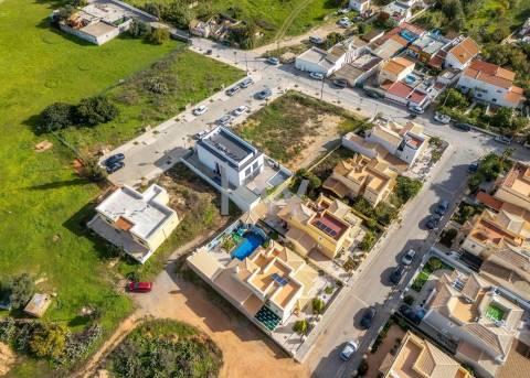 Terreno para construção de moradia, em projeto, com vistas deslumbrantes para as salinas de quelfes