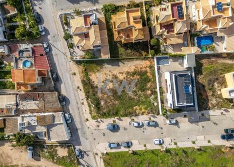 Terreno para construção de moradia, em projeto, com vistas deslumbrantes para as salinas de quelfes