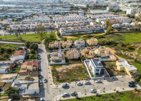 Terreno para construção de moradia, em projeto, com vistas deslumbrantes para as salinas de quelfes