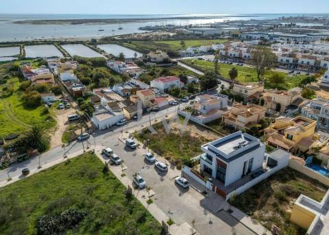 Terreno para construção de moradia, em projeto, com vistas deslumbrantes para as salinas de quelfes