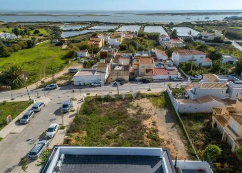 Terreno para construção de moradia, em projeto, com vistas deslumbrantes para as salinas de quelfes