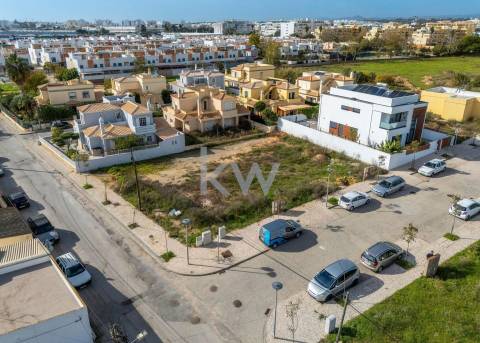 Terreno para construção de moradia, em projeto, com vistas deslumbrantes para as salinas de quelfes