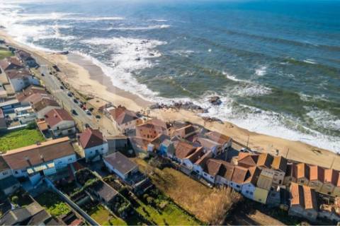 Prédio Térreo com possibilidade de reabilitação ao nível do RC