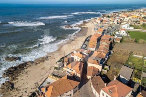 Prédio Térreo com possibilidade de reabilitação ao nível do RC