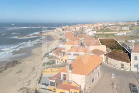 Prédio Térreo com possibilidade de reabilitação ao nível do RC