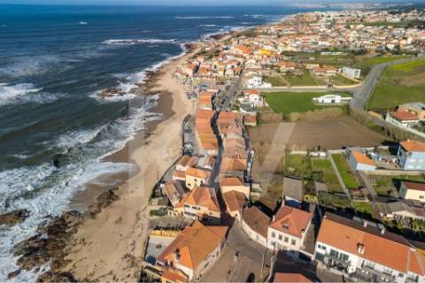 Prédio Térreo com possibilidade de reabilitação ao nível do RC