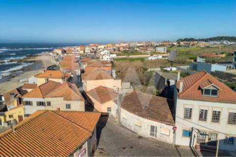 Prédio Térreo com possibilidade de reabilitação ao nível do RC