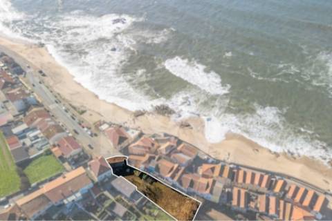 Prédio Térreo com possibilidade de reabilitação ao nível do RC