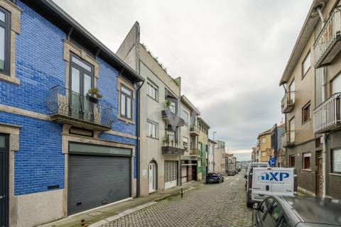 Prédio T9 com jardim, garagem e anexo na Rua das Antas no Porto