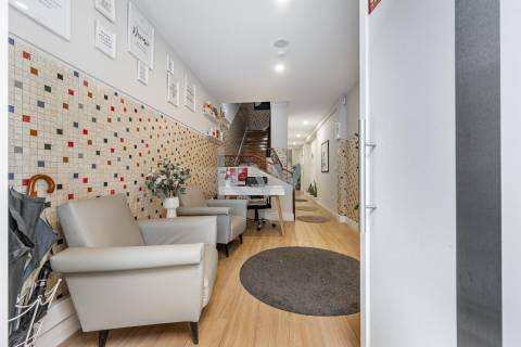 Prédio T9 com jardim, garagem e anexo na Rua das Antas no Porto