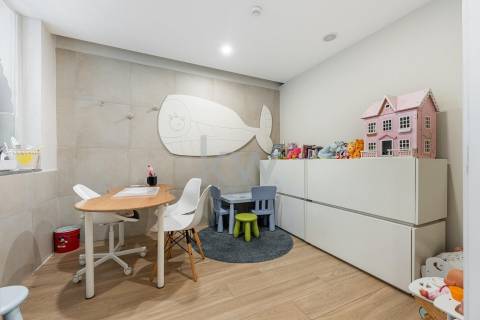 Prédio T9 com jardim, garagem e anexo na Rua das Antas no Porto