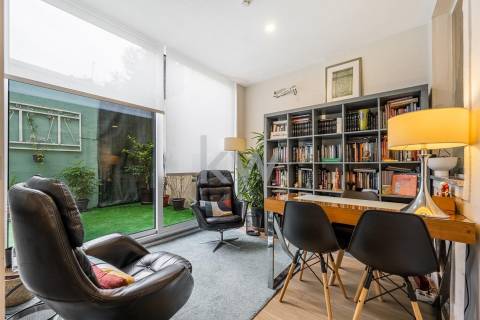 Prédio T9 com jardim, garagem e anexo na Rua das Antas no Porto