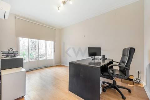 Prédio T9 com jardim, garagem e anexo na Rua das Antas no Porto