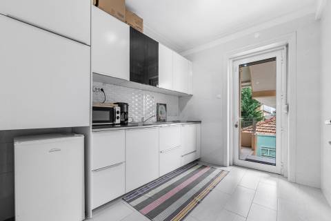 Prédio T9 com jardim, garagem e anexo na Rua das Antas no Porto