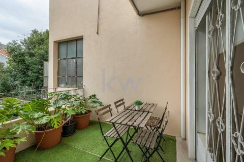Prédio T9 com jardim, garagem e anexo na Rua das Antas no Porto