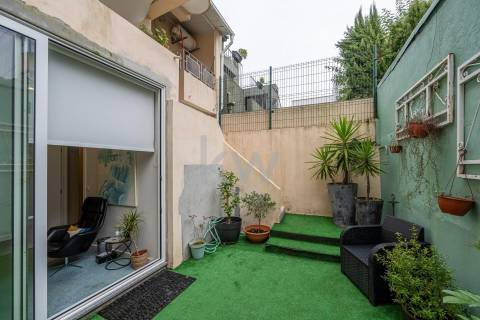 Prédio T9 com jardim, garagem e anexo na Rua das Antas no Porto