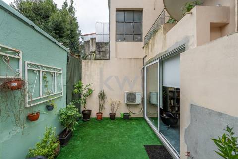 Prédio T9 com jardim, garagem e anexo na Rua das Antas no Porto